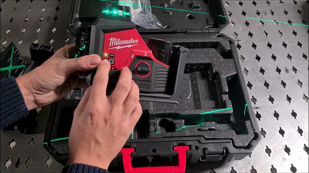 Laser a 3 linee Milwaukee M12 3PL-401C